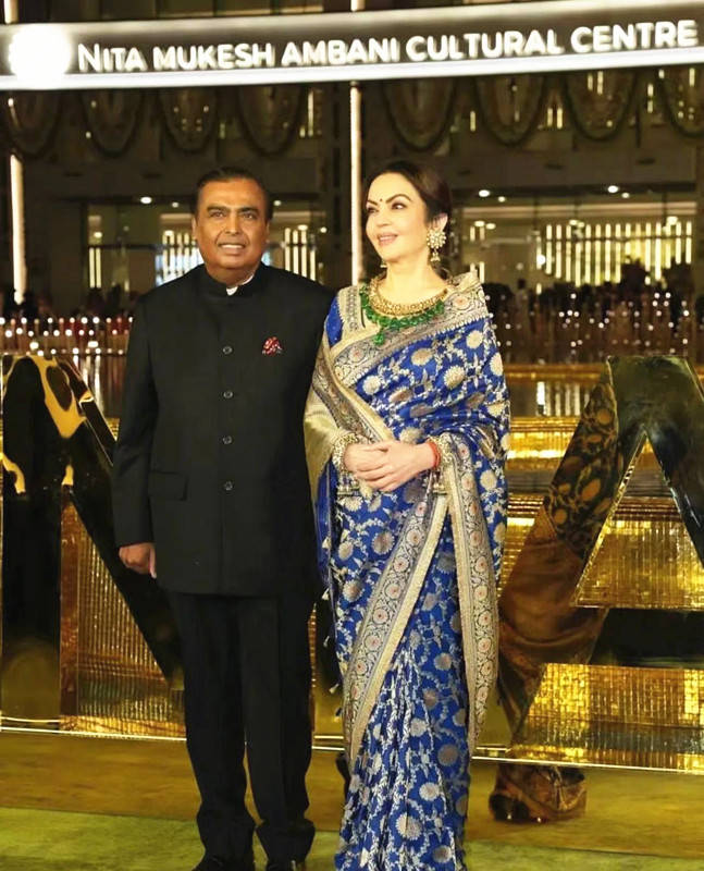 钻石手机:印度首富妻子太奢侈！穿金丝纱丽难掩贵气，一个项链450万